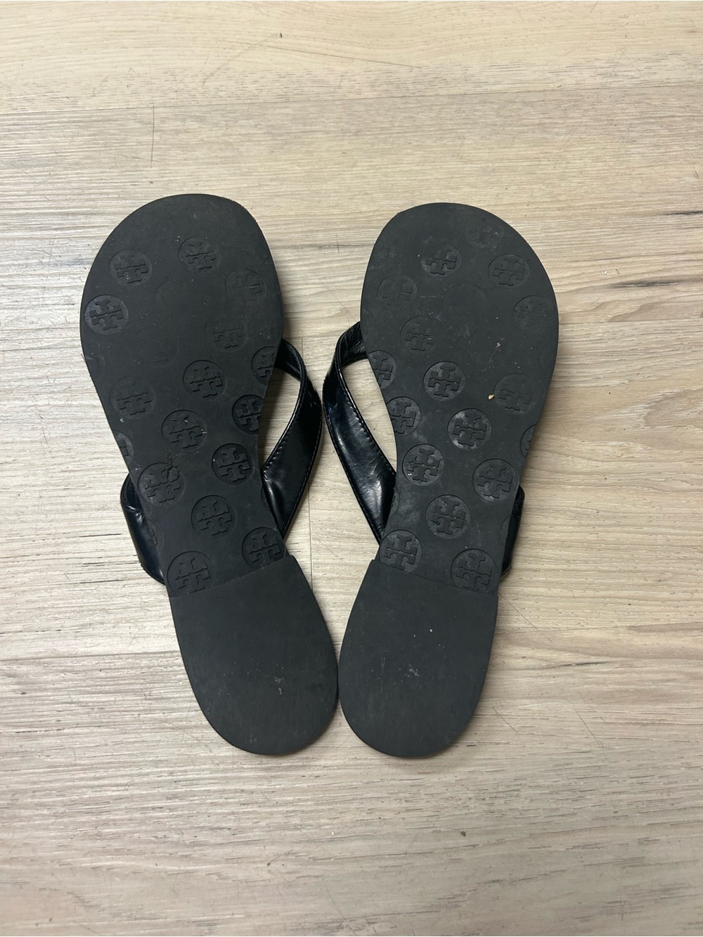 Tory Burch Thora Thong Sandals Black Strap Leather Size 9M Logo Flip Flops Beach - Picture 9 of 9